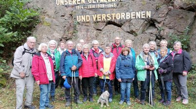 Gruppenbild vor dem Ehrenmal des OWK
