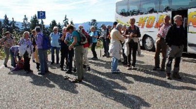 An der Hochstraße gelegen, am Eingang
des Weges, erinnern gleich zwei Tafeln an gute Kenner des Mummelsees, aus der Zeit des 30-jährigen Krieges: Die guten Wanderer liefen über den Katzenkopf zur 1164 Meter hohen Honisgrinde, auf dieser wurde der gleichnamige Aussichtsturm errichtet. Hans Jakob Christoffel von Grimmelshausen und viel später Otto Emst Sutter. Beide schildern ausführlich diese Gegend. In der Nähe befindet sich der Dreifürstenstein, der die
1722 festgesetzte Grenze zwischen der Markgrafschaft Baden, dem Herzogtum Württemberg, und dem Fürstbistum Straßburg markiert.