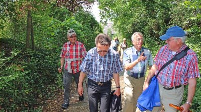 Das Turmehepaar Hedi und Fred Zimmer hatte fachmännich einen Holzstoß errichtet, der, dank eines Regengusses, nach der langen Trockenheit, auch angezündet werden konnte, während die Wanderer in der, von den Zellern errichteten Holzhütte, im Trockenen saßen.