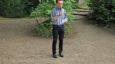 Die Feuerrede hielt der neue Stadtpfarrer Thomas Catta. Eigentlich hatte der Tag der Sommersonnenwende heidnische Wurzeln, die besonders im "Dritten Reich" betont wurden, aber Pfarrer Catta brachte ihn eher in die Nähe des Johannisfestes am 24. Juni an dem man den Geburtstag Johannes des Täufers begeht.