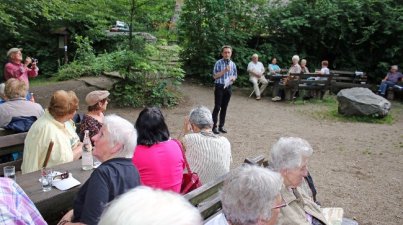 Zu der Zeit blüht das Johanniskraut, die Johanniskäfer schwirren, und die Johannisbeeren werden reif. Johannes der in der Wüste lebte, sich in Kamelhaar kleidete, sich von Heuschrecken ernährte, taufte mit Wasser, war Vorläufer von Jesu, der taufte mit dem Heiligen Geist. Johannes war der Wahrheit verpflichtet und hat zur Umkehr von Sünde gerufen. Er wurde von Herodes getötet. Nach dieser Feuerrede wurden das Verbandslied des OWK gesungen und weitere Wanderlieder bis das Feuer verlosch. 
