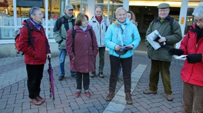 

Wanderführerin Brigitte Bach

Mit der Bundesbahn erreichte die Wandergruppe über Darmstadt und Reinheim Überau, wo die Wanderung begann. Überau konnte im Jahr 2005 sein 700-jähriges Bestehen feiern, aber es ist höchswahrscheinlich noch älter. Ursprünglich gehörte dieses Gebiet den Katzenellbogener, kam aber 1479 an Hessen und konnte bereits 1718 eine Schule gründen. durch die im 19. Jahrhundert entstandene Industrie organisierten sich Arbeiter in der SPD und der KPD und wurden ab 1948 von Adam Büdinger, einem kommunistischen Bürgermeister, regiert.

Der Wanderweg führte zum Ortsteil Hundertmorgen, einer ehemaligen römischen Siedlung, wie durch Bodenfunde bewiesen werden konnte. Über Überklingen, Aspenhof gelangte man in den Ort Hering ("Höhenring") und hatte sich hier die Mittagspause verdient. Hering war früher die kleinste Stadt Hessens, ehe sie seit 31.12.1971 mit fünf weiteren Gemeinten zur Großgemeinte Otzberg zusammengelegt wurde. Die Burg diente bis 1818 als Staatsgefängnis, heute beherbergt sie ein Volkskundemuseum, währen die Revierförsterei 1966 zum Amtsgericht umfunktioniert wurde. Der weiße Rundturm ist weithin sichtbar.