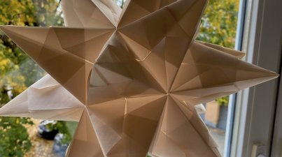 Bascettastern, bestehend aus 30 gefalteten Modulen