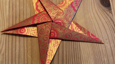 Faltstern
Er besteht lediglich aus einem Blatt Papier (Quadrat).